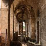 ...e ci ritroviamo in un corridoio strutturato con imponenti e �gotiche� volte a padiglione, a tratti rinforzate con assi di ferro. Eh s�, ora ci sembra proprio di essere in un tipico monastero